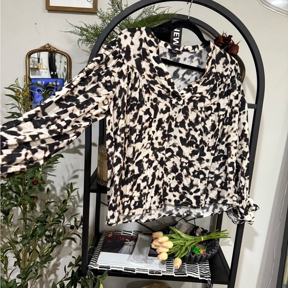Rails Blurred Cheetah Print Blouse XS | Flowy Animal Print Top - Picture 2 of 10